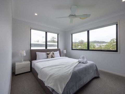 4BR Modern Home Near Parks And Dining With Outdoor Space - Accommodation Redcliffe 3