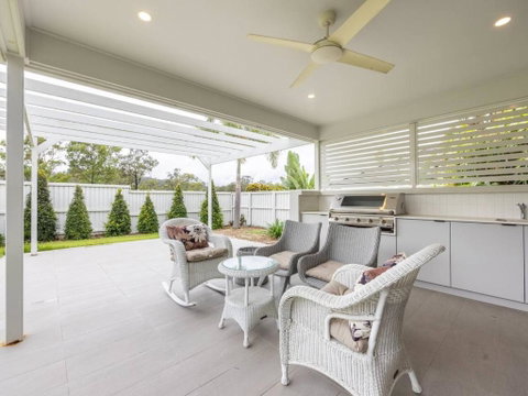 4BR Modern Home Near Parks And Dining With Outdoor Space - Accommodation Redcliffe 4
