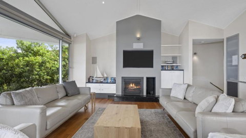 A Beachside Getaway - 8 - Accommodation Redcliffe 1