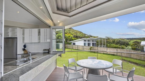 A Beachside Getaway - 8 - Accommodation Redcliffe 4