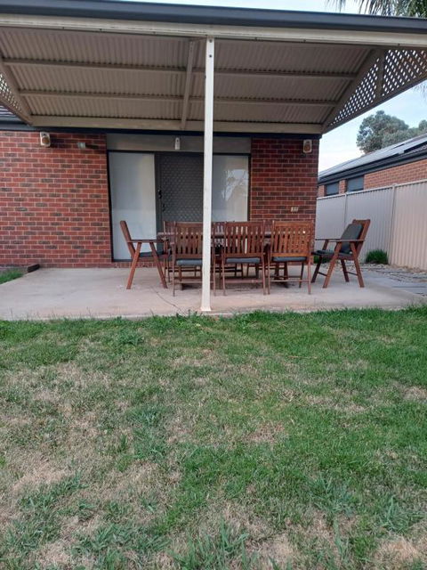 A Beautiful And Spacious Home. - Accommodation Redcliffe 2