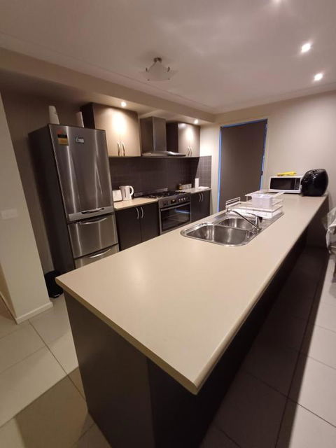 A Beautiful And Spacious Home. - Accommodation Redcliffe 3