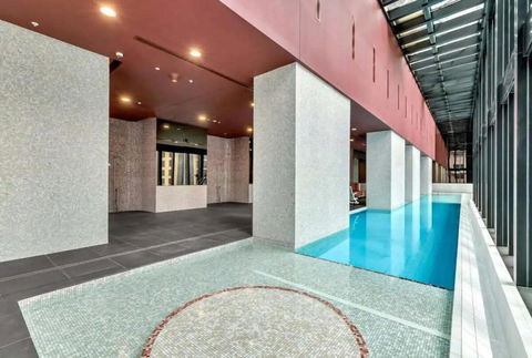 A Chic 2BR Apt Near Melbourne CBD W FREE Parking - Accommodation Redcliffe 2