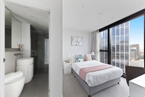 A Chic 2BR Apt Near Melbourne CBD W FREE Parking - Accommodation Redcliffe 3