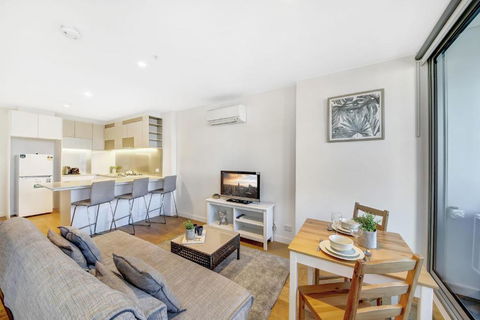 A Chic 2BR Apt Near Southern Cross City Views - Accommodation Redcliffe 0