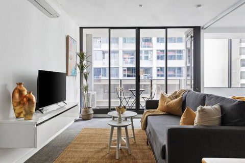 A Chic 2BR Apt Near Southern Cross, With Secure Parking - Accommodation Redcliffe 0