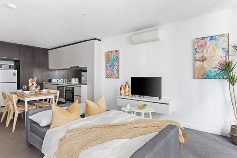 A Chic 2BR Apt Near Southern Cross, With Secure Parking - Accommodation Redcliffe 4