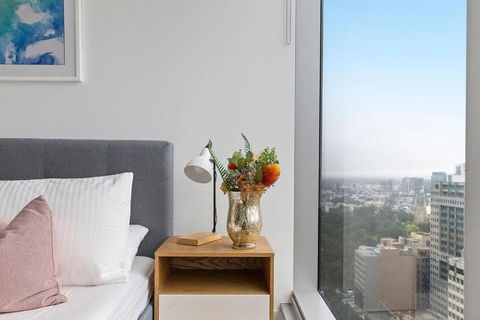 A Chic & Lovely 2BR Apt CBD With City Views - Accommodation Redcliffe 1