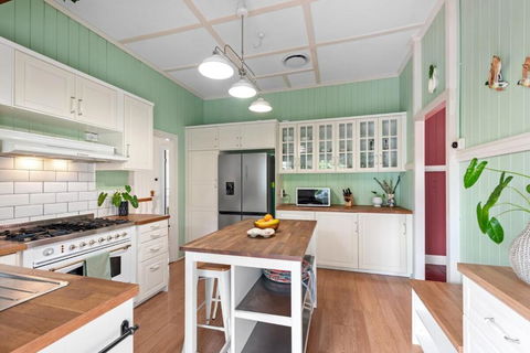 A Colourful Life 4Bed-2Bath-1Car - Queenslander - Accommodation Redcliffe 2