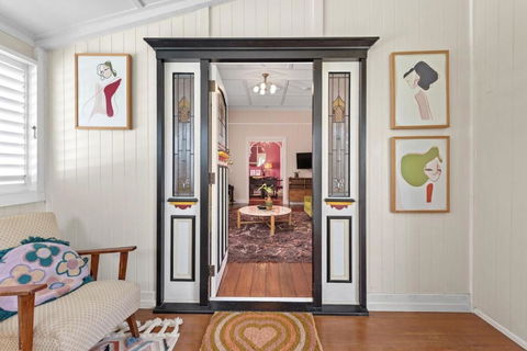 A Colourful Life 4Bed-2Bath-1Car - Queenslander - Accommodation Redcliffe 4
