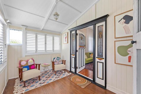 A Colourful Life 4Bed-2Bath-1Car - Queenslander - Accommodation Redcliffe 3