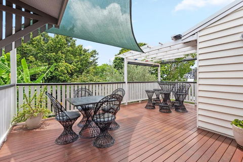 A Colourful Life 4Bed-2Bath-1Car - Queenslander - Accommodation Redcliffe 1