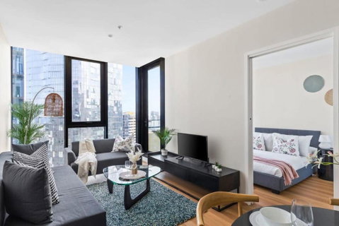 A Cozy 2BR Apt Near Crown With City Skyline Views - Accommodation Redcliffe 0