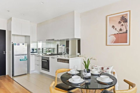 A Cozy 2BR Apt Near Crown With City Skyline Views - Accommodation Redcliffe 4
