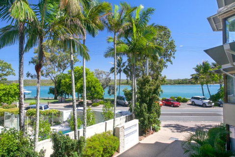 Aarons Luxury Retreat - Accommodation Redcliffe 0