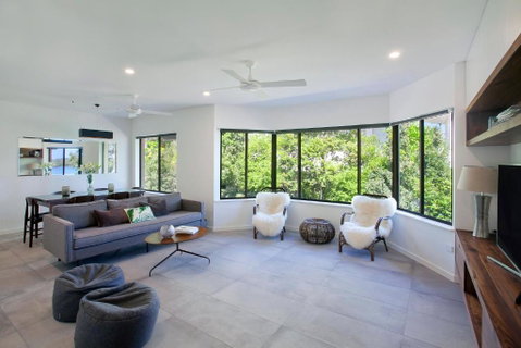 Aarons Luxury Retreat - Accommodation Redcliffe 4