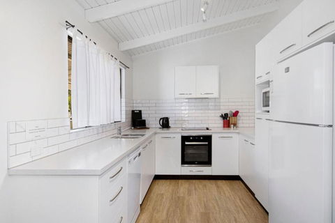 Abbey Beach Shack - Accommodation Redcliffe 2