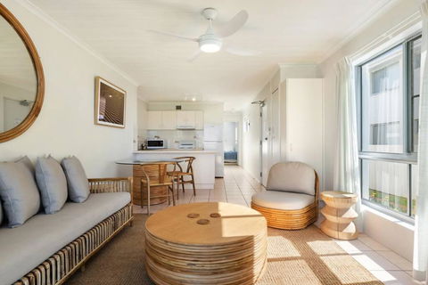 Absolute Beachfront Apartment 11B - Accommodation Redcliffe 2