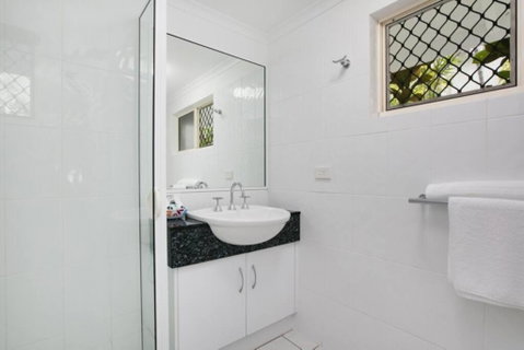 Absolute Beachfront Apartment - Accommodation Redcliffe 3