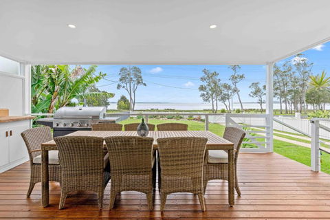 Absolute Foreshore Lakeside Cottage - Accommodation Redcliffe 0