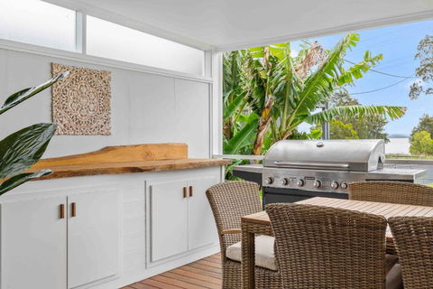 Absolute Foreshore Lakeside Cottage - Accommodation Redcliffe 1