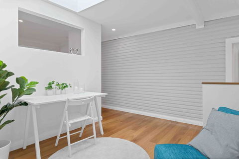 Absolute Foreshore Lakeside Cottage - Accommodation Redcliffe 2