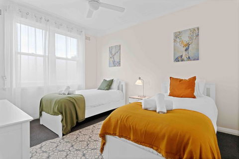 Absolute Foreshore Lakeside Cottage - Accommodation Redcliffe 3