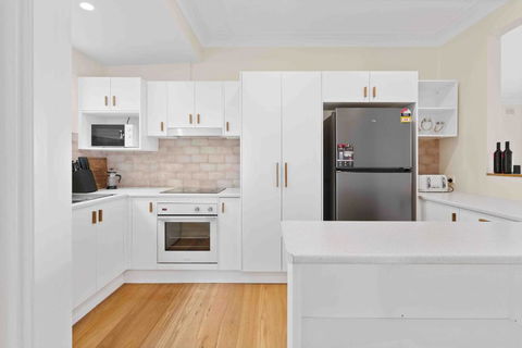 Absolute Foreshore Lakeside Cottage - Accommodation Redcliffe 4