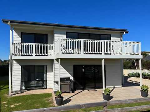 ACACIA - 6 Joy Tce Pets Welcome Outside - Accommodation Redcliffe 0