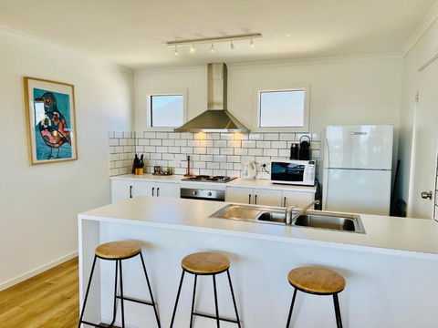 ACACIA - 6 Joy Tce Pets Welcome Outside - Accommodation Redcliffe 4