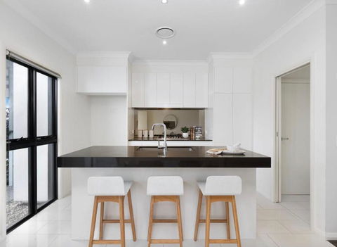 Adorable 3 Br Townhouse With Wifi & Parking - Accommodation Redcliffe 4