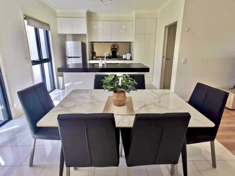 Adorable 3 Br Townhouse With Wifi & Parking - Accommodation Redcliffe 2