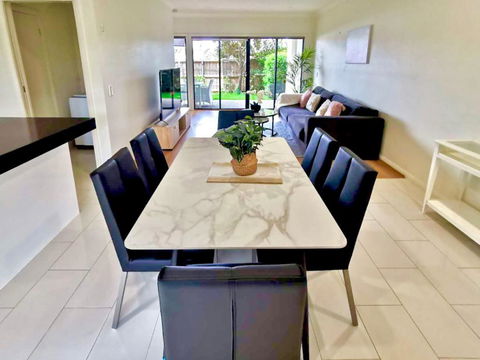 Adorable 3 Br Townhouse With Wifi & Parking - Accommodation Redcliffe 3