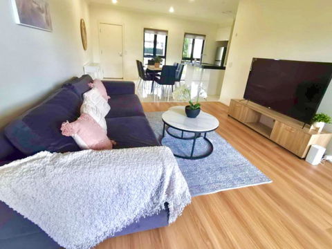 Adorable 3 Br Townhouse With Wifi & Parking - Accommodation Redcliffe 1