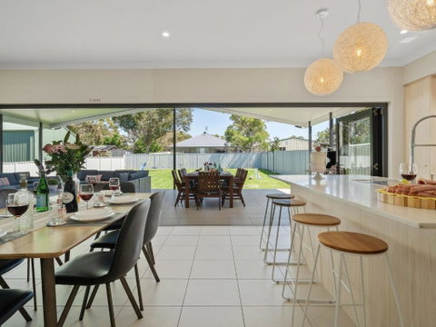 Adriatic Beach House - Accommodation Redcliffe 1