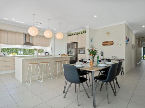 Adriatic Beach House - Accommodation Redcliffe 2