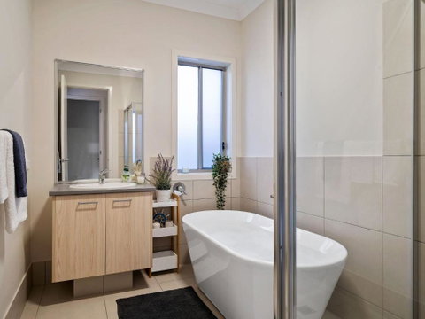 Adriatic Beach House - Accommodation Redcliffe 4