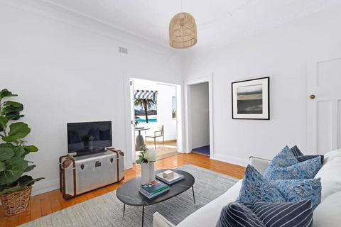 Absolute Seafront Bronte - Accommodation Redcliffe 3