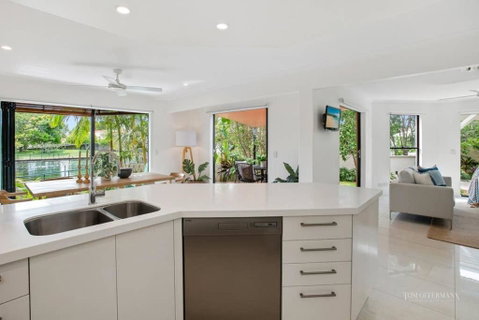 Affordable Luxury By The River - Accommodation Redcliffe 4