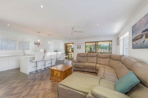 Absolute Waterfront - Accommodation Redcliffe 3