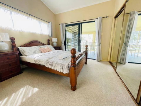 Aircabin - Tuggerawong - Lake Front - 3 Beds House - Accommodation Redcliffe 3