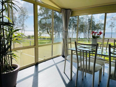 Aircabin - Tuggerawong - Lake Front - 3 Beds House - Accommodation Redcliffe 4