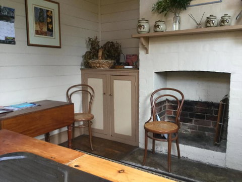 Albion Cottage - Accommodation Redcliffe 4