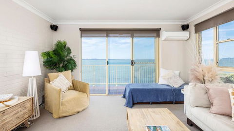 Alcheringa - Units 3 & 4 32 Sandy Point Rd - Accommodation Redcliffe 4