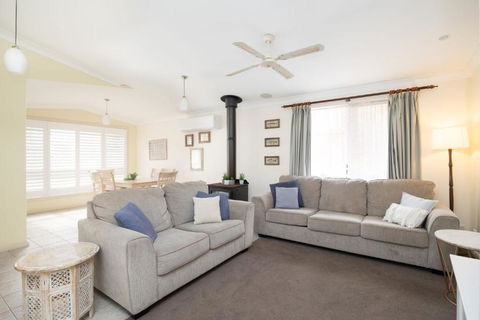 All Seasons - Accommodation Redcliffe 0