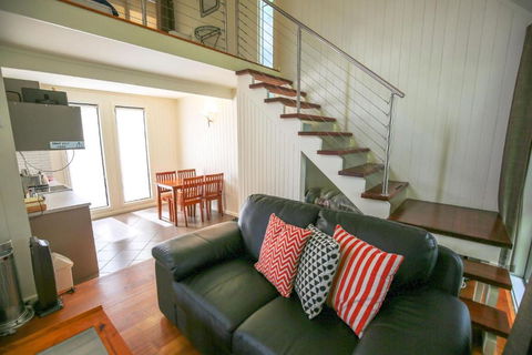 Allambie Cottages - Villa 2 - Accommodation Redcliffe 3