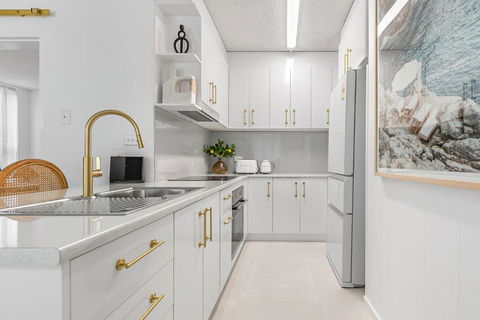 Amalfi On Alex: Seaside 2 Bedroom Retreat - Accommodation Redcliffe 3