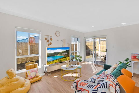 Amazing 4 Rooms House Near SpringField Lakes - Accommodation Redcliffe 0