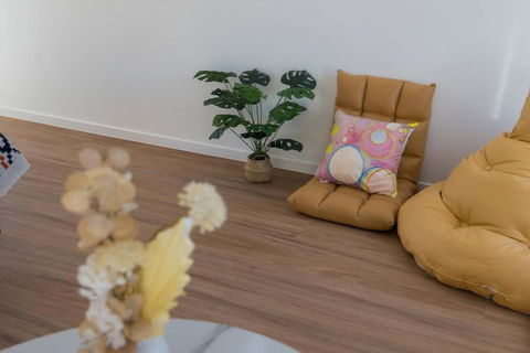 Amazing 4 Rooms House Near SpringField Lakes - Accommodation Redcliffe 1