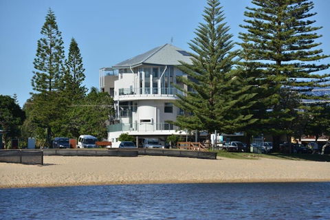 Amazing Currimundi Lakefront Ocean Penthouse - Accommodation Redcliffe 4
